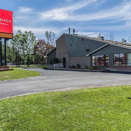Ramada By Wyndham Kingston Motell Exteriör bild
