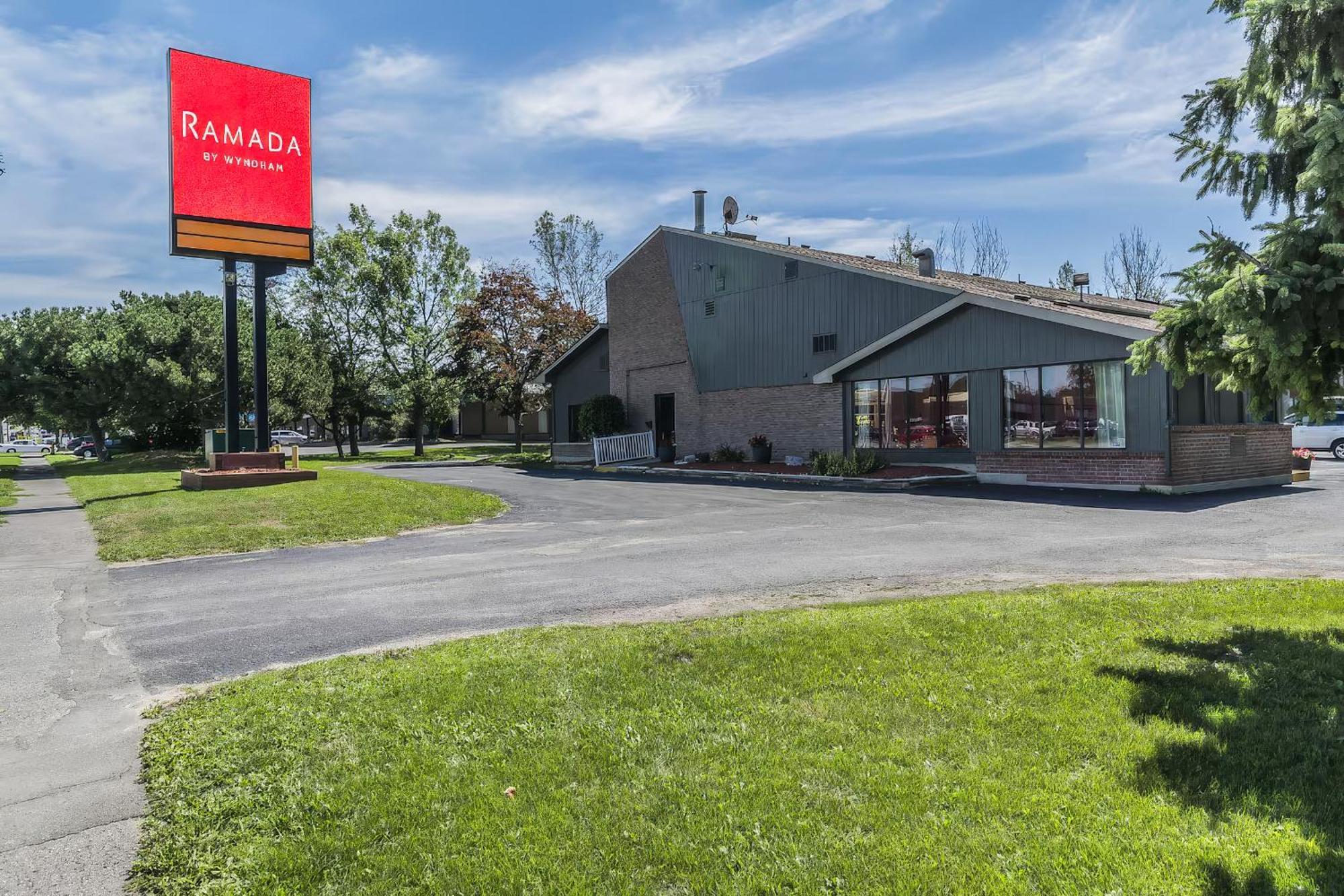 Ramada By Wyndham Kingston Motell Exteriör bild