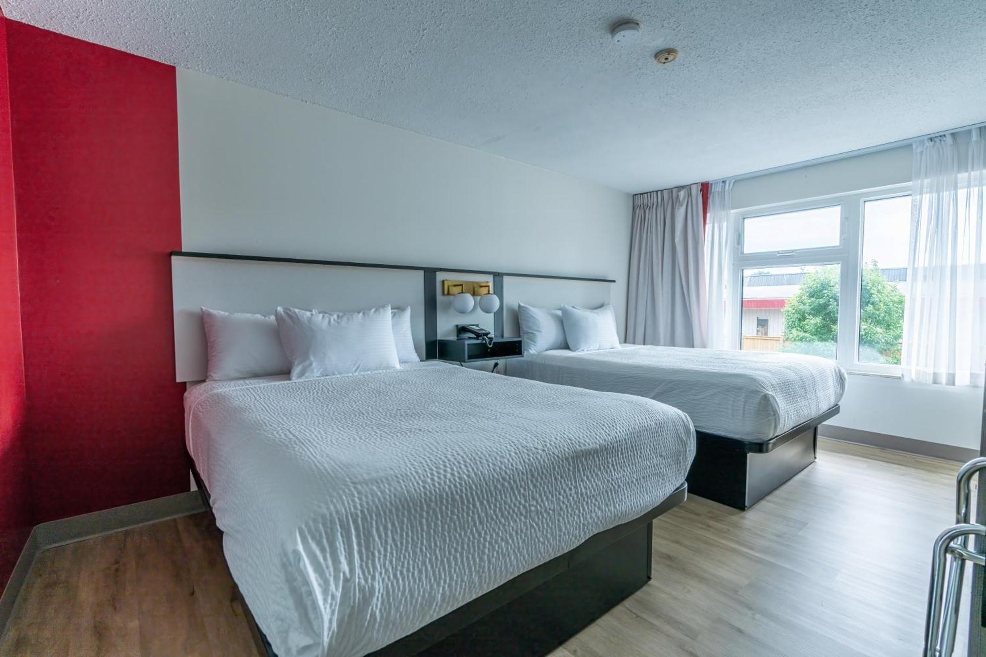Ramada By Wyndham Kingston Motell Exteriör bild