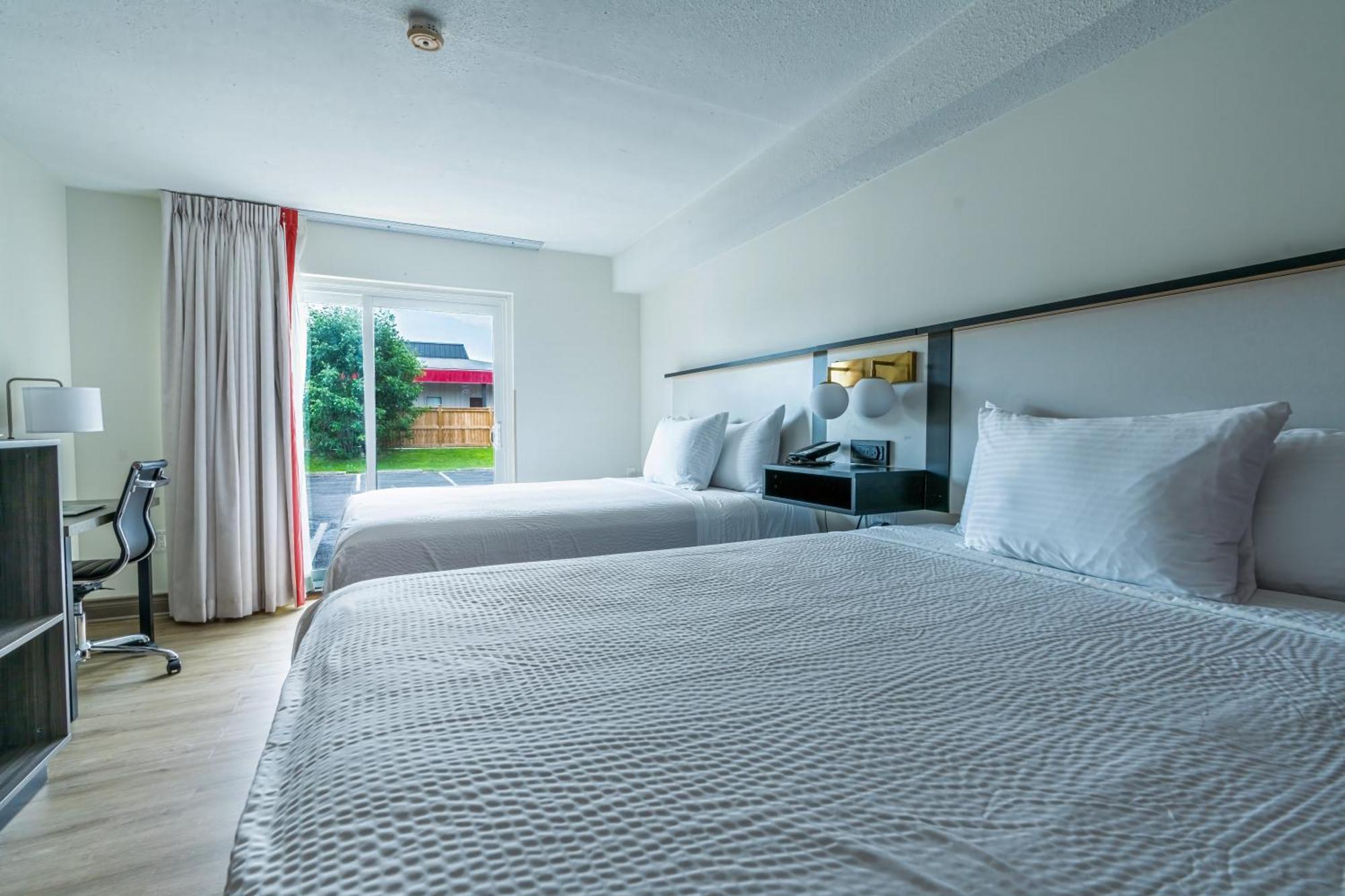 Ramada By Wyndham Kingston Motell Exteriör bild