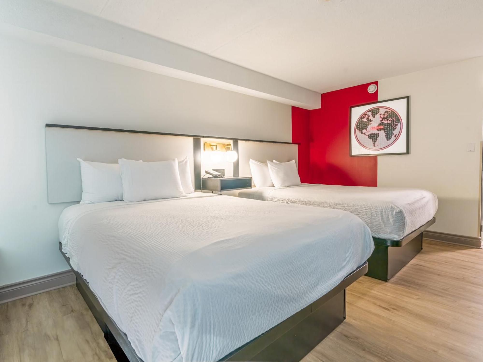 Ramada By Wyndham Kingston Motell Exteriör bild