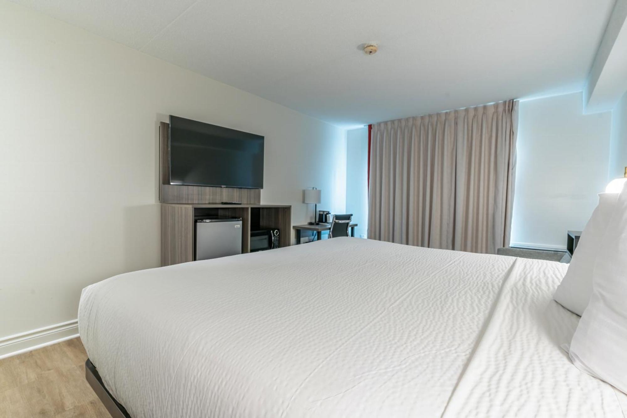 Ramada By Wyndham Kingston Motell Exteriör bild