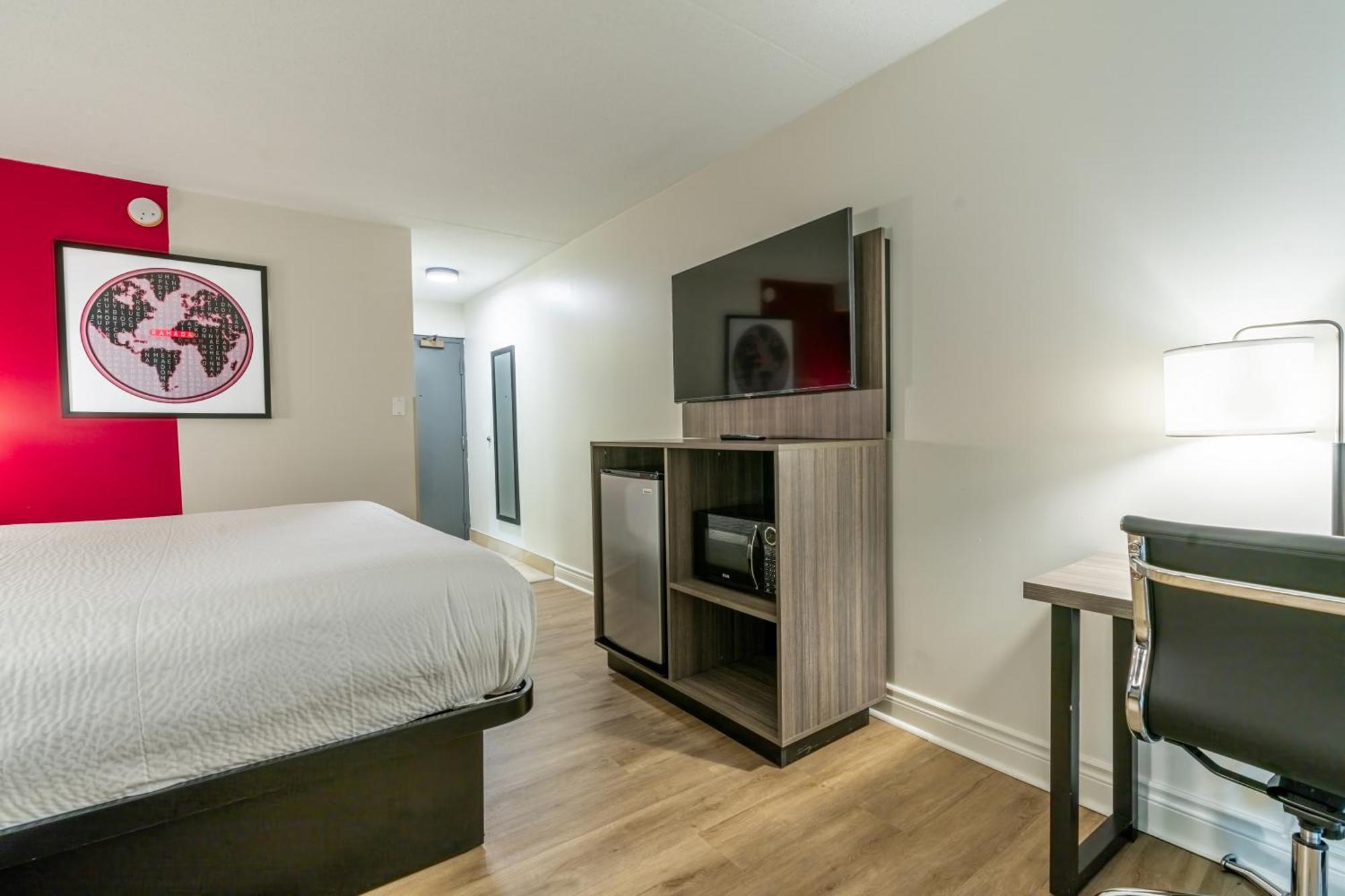 Ramada By Wyndham Kingston Motell Exteriör bild