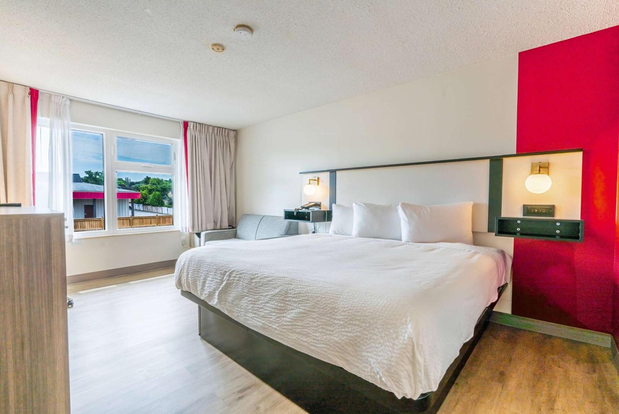 Ramada By Wyndham Kingston Motell Exteriör bild