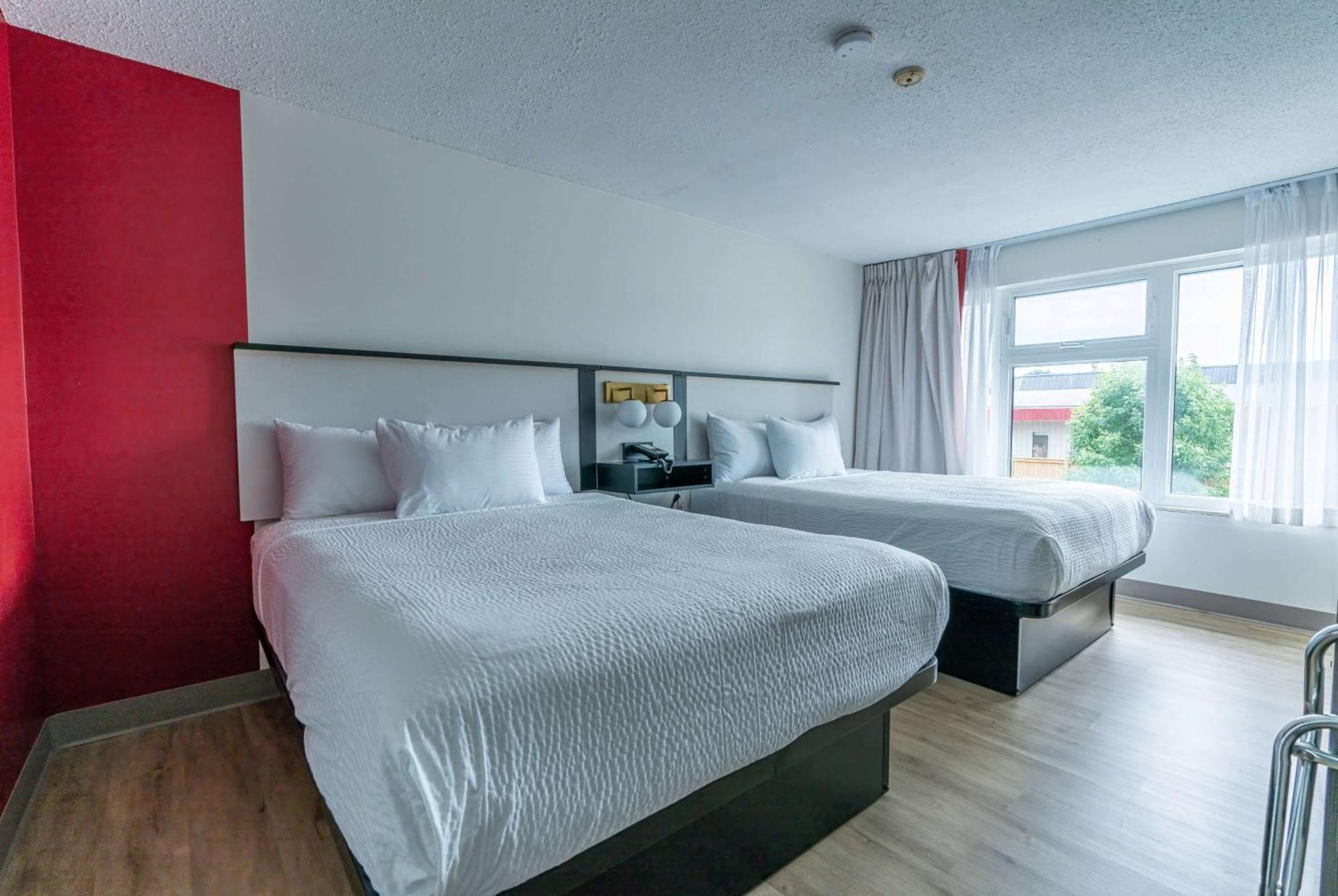 Ramada By Wyndham Kingston Motell Exteriör bild